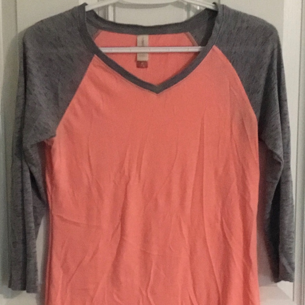 No Boundaries. Medium. Peach and gray.